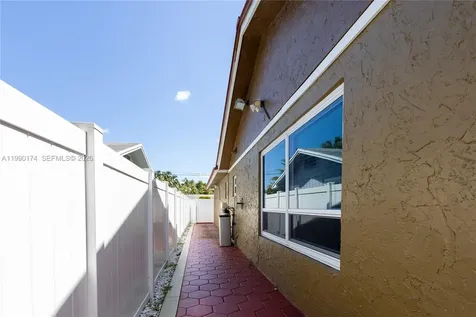 4548 SW 28th Way Dania Beach FL 33312
