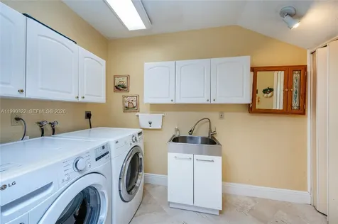 588 Miller Drive Miami Springs FL 33166