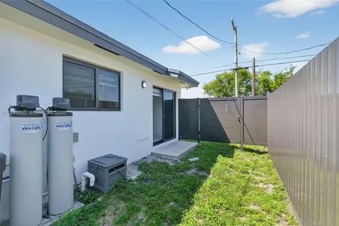 2492 SW 44th Street Miami FL 33142