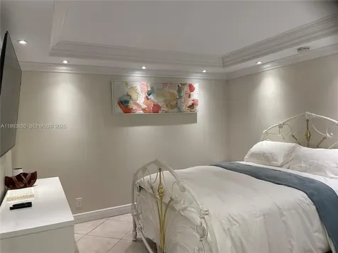2555 Collins Avenue Miami Beach FL 33140
