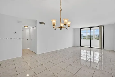 2821 Somerset Drive Lauderdale Lakes FL 33311