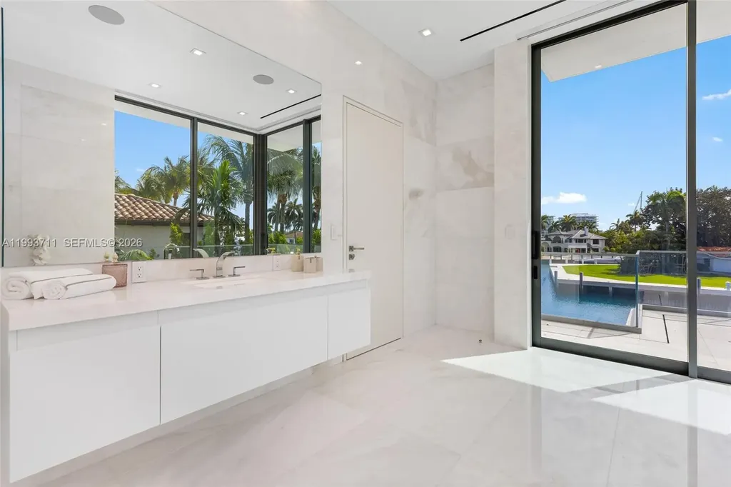 2560 Del Lago Drive Fort Lauderdale FL 33316