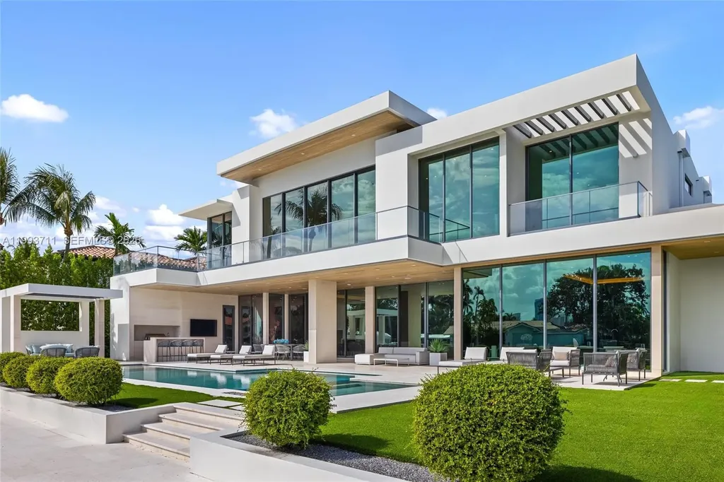 2560 Del Lago Drive Fort Lauderdale FL 33316