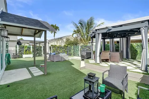 372 W Riverbend Drive Sunrise FL 33326