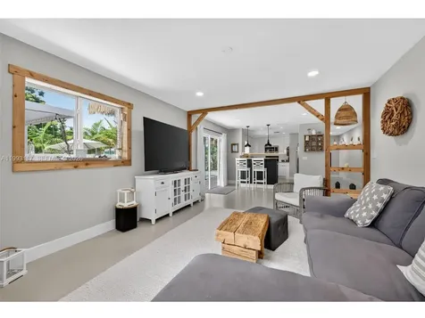 426 SE 3rd Street Dania Beach FL 33004