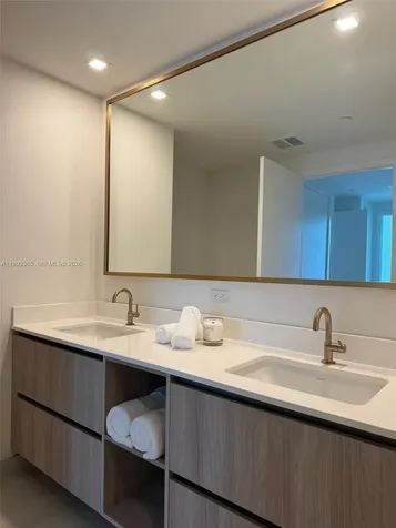 77 SE 5th Street Miami FL 33131