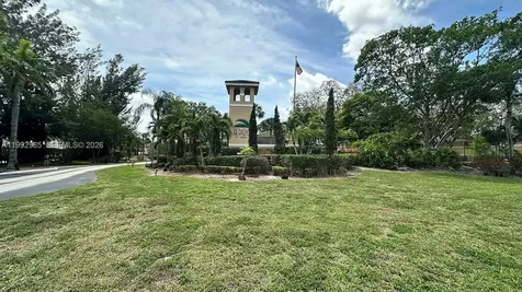 450 W Palm Circle W Pembroke Pines FL 33025