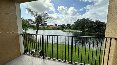 450 W Palm Circle W Pembroke Pines FL 33025