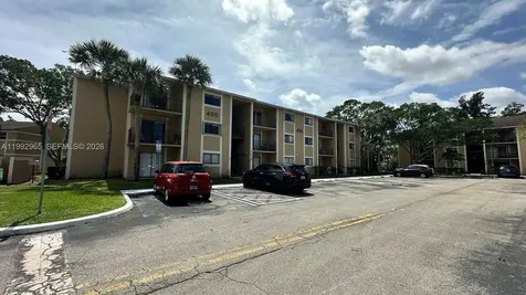 450 W Palm Circle W Pembroke Pines FL 33025