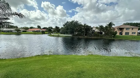 450 W Palm Circle W Pembroke Pines FL 33025