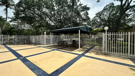 450 W Palm Circle W Pembroke Pines FL 33025