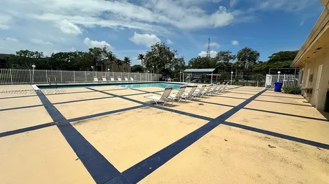 450 W Palm Circle W Pembroke Pines FL 33025