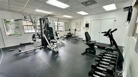450 W Palm Circle W Pembroke Pines FL 33025