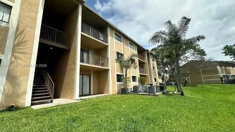 450 W Palm Circle W Pembroke Pines FL 33025