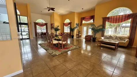 450 W Palm Circle W Pembroke Pines FL 33025