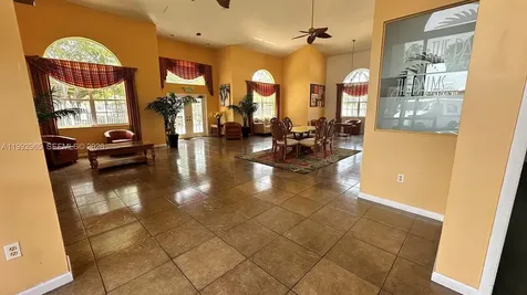 450 W Palm Circle W Pembroke Pines FL 33025