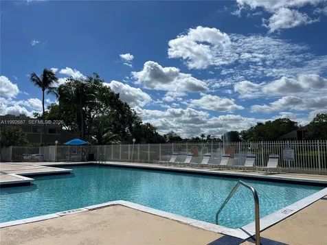 350 W Palm Circle W Pembroke Pines FL 33025