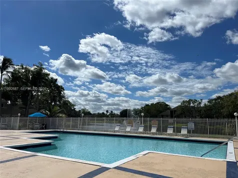 350 W Palm Circle W Pembroke Pines FL 33025