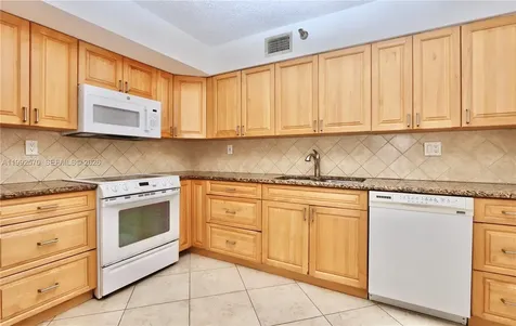3500 Mystic Pointe Drive Aventura FL 33180