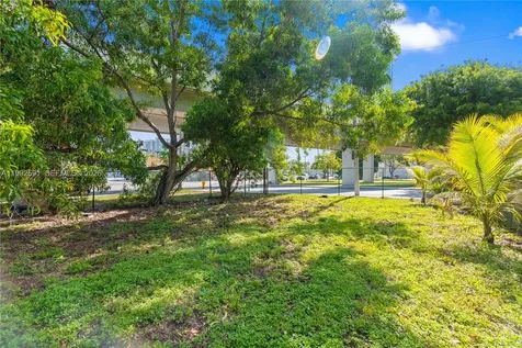 212 NW 11th Street Miami FL 33136