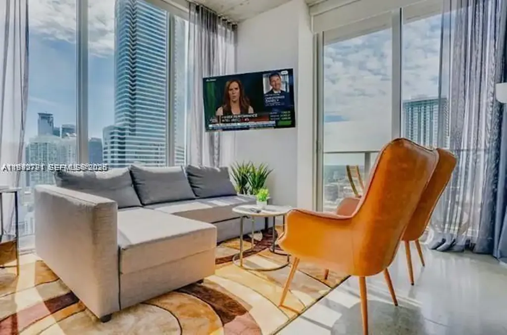 151 SE 1 Miami FL 33131