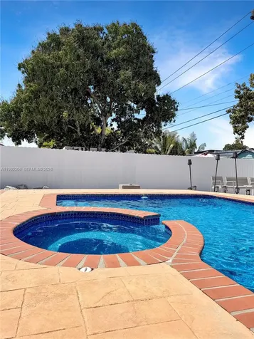 233 W 39th Place Hialeah FL 33012