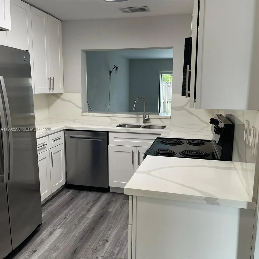 301 Palm Circle E Pembroke Pines FL 33025