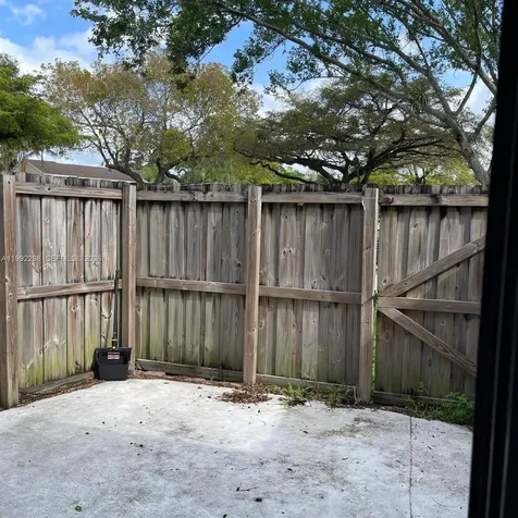 301 Palm Circle E Pembroke Pines FL 33025