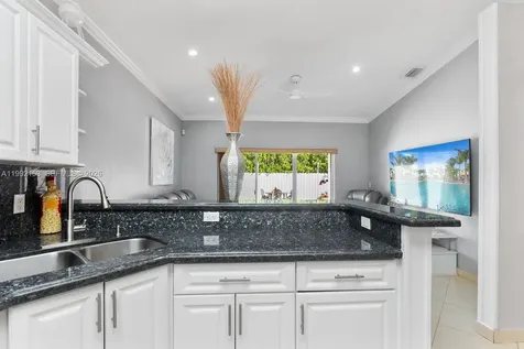 7929 NW 200th Terrace Hialeah FL 33015