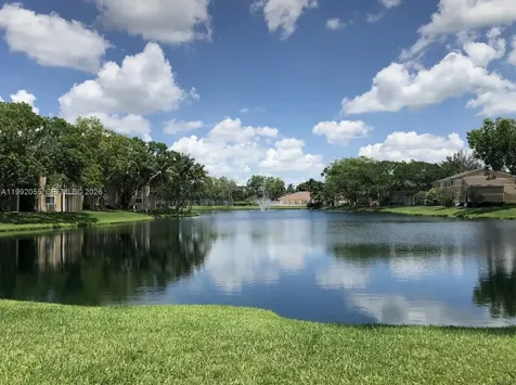 251 W Palm Circle W Pembroke Pines FL 33025