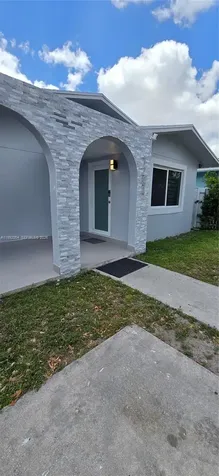 1284 W 38th Place Hialeah FL 33012