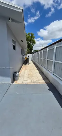 1284 W 38th Place Hialeah FL 33012