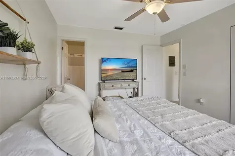 561 NW 100th Place Pembroke Pines FL 33024