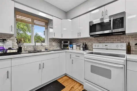 412 S Luna Court Hollywood FL 33021
