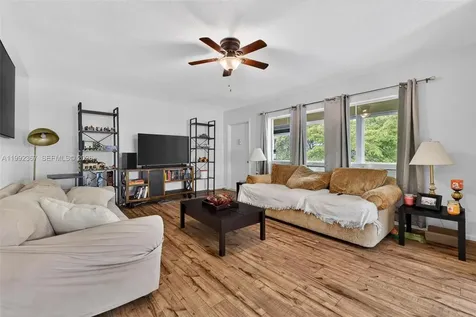 412 S Luna Court Hollywood FL 33021