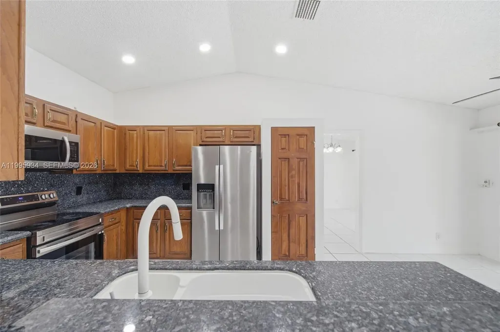 676 NW 107th Lane Coral Springs FL 33071