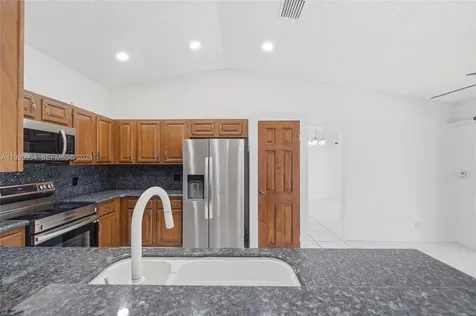 676 NW 107th Lane Coral Springs FL 33071