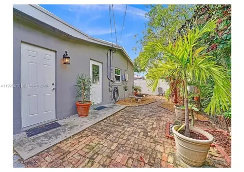 381 NE 42nd Street Oakland Park FL 33334