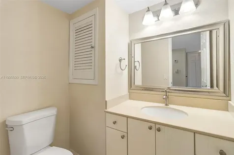 9820 S Hollybrook Lake Drive Pembroke Pines FL 33025