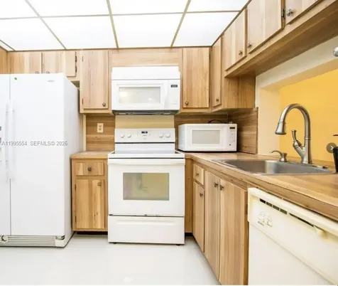 20850 San Simeon Way Miami FL 33179
