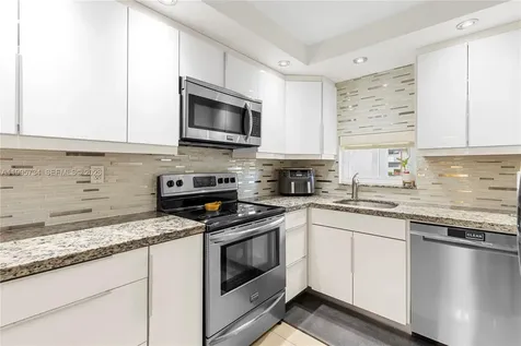 9200 W Hollybrook Lake Drive Pembroke Pines FL 33025