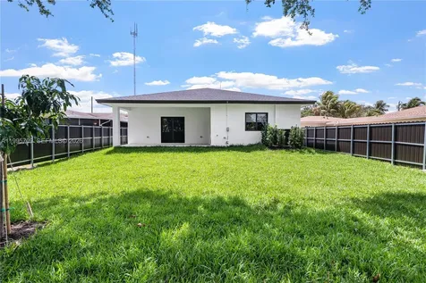 5209 SW 22nd Street West Park FL 33023
