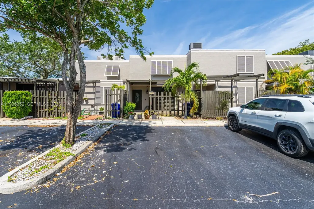 1424 NW 113th Way Pembroke Pines FL 33026
