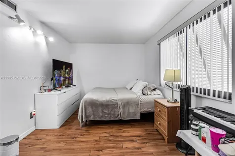 1424 NW 113th Way Pembroke Pines FL 33026