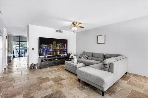 1424 NW 113th Way Pembroke Pines FL 33026