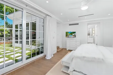 2575 Pine Tree Drive Miami Beach FL 33140