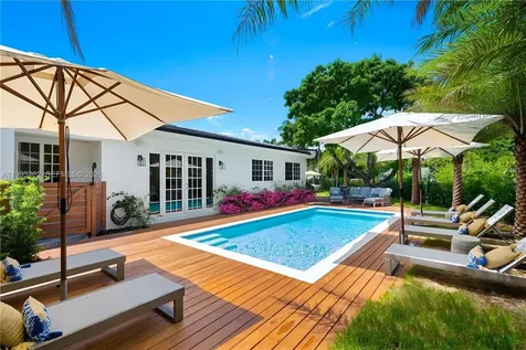 2575 Pine Tree Drive Miami Beach FL 33140