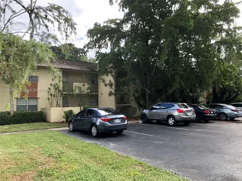 5530 N Lakewood Circle N Margate FL 33063