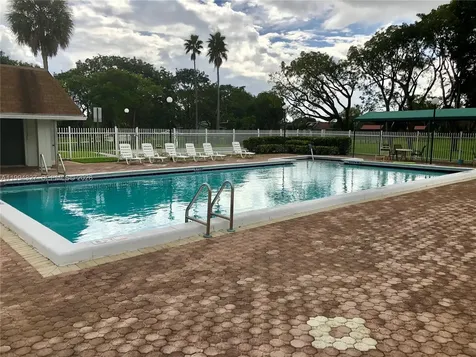 5530 N Lakewood Circle N Margate FL 33063