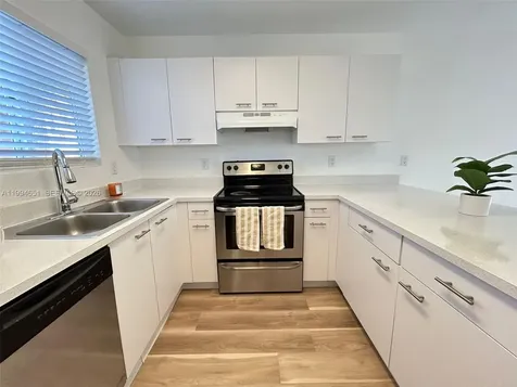 6255 Kendale Lakes Creek Miami FL 33183